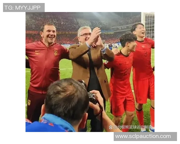 前锋抱足球的瞬间展现了激情与梦想的交融与追逐 前锋抱足球的瞬间展现了激情与梦想的交融与追逐